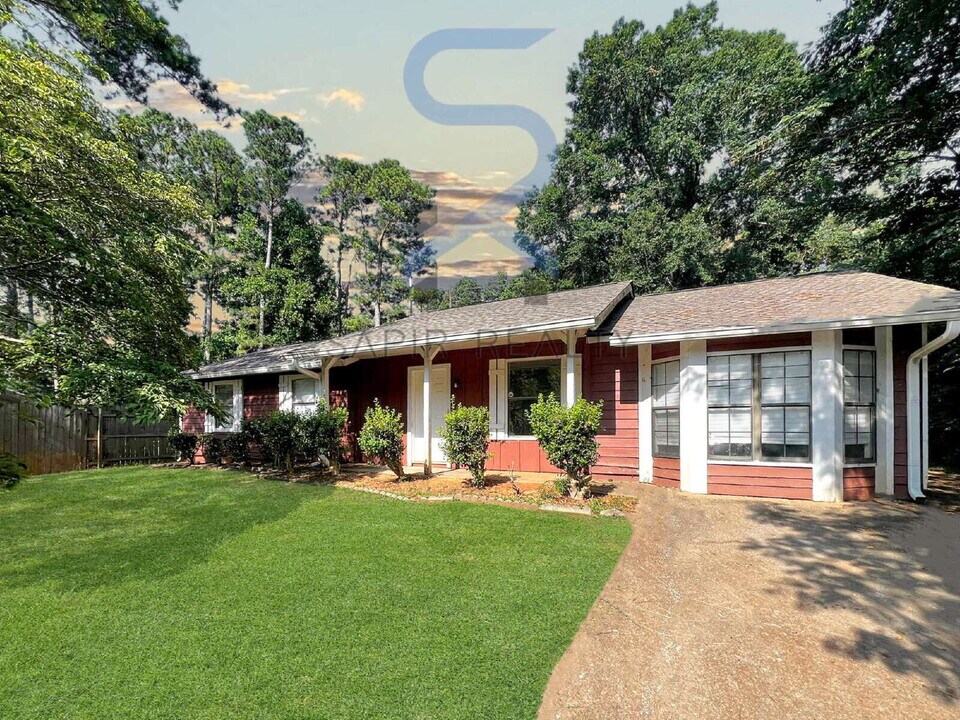 8697 Embrey Dr in Jonesboro, GA - Building Photo