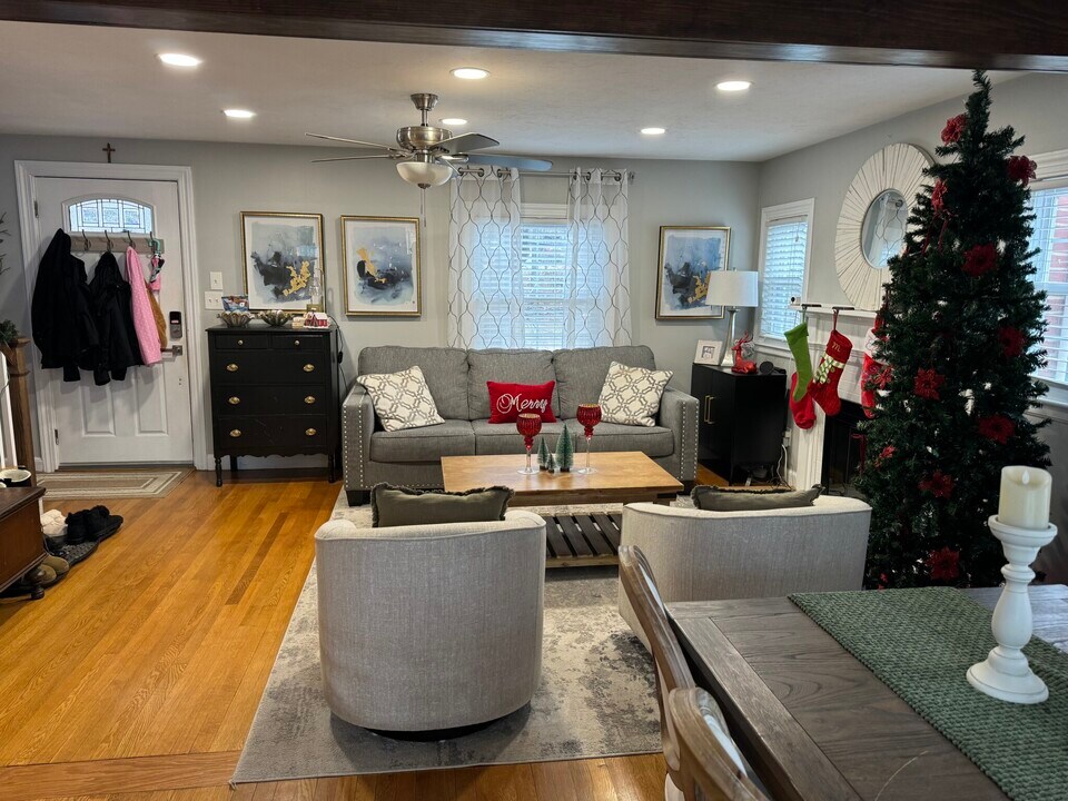 23 Tiverton Pky in Worcester, MA - Building Photo