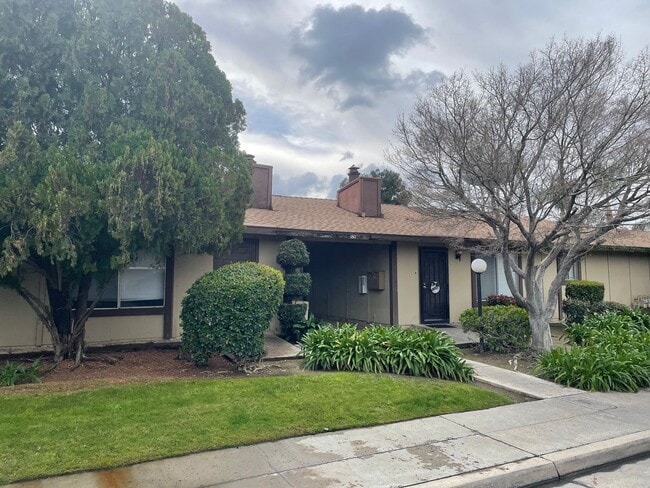 180 W 9th St in Clovis, CA - Building Photo - Building Photo