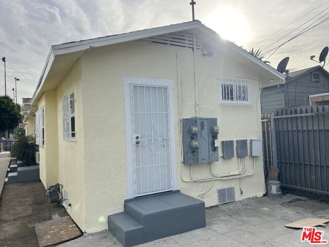 413 E 41st Pl in Los Angeles, CA - Building Photo - Building Photo