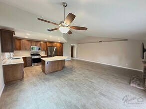 610 Sunset Ct in San Marcos, CA - Building Photo - Building Photo