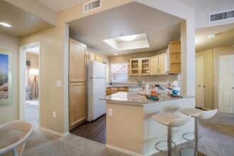 Golf Villas Apartments in Tucson, AZ - Foto de edificio - Building Photo