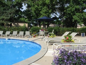 The Groves Apartments and Townhomes in Florissant, MO - Foto de edificio - Building Photo