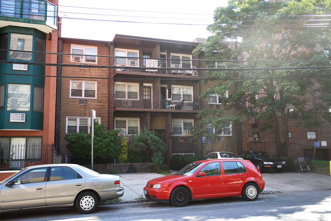 4137 Parsons Blvd in Flushing, NY - Building Photo