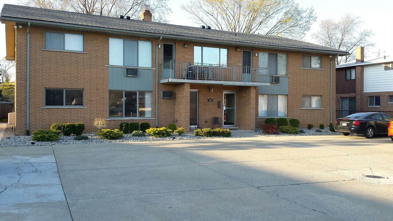 540 W 14 Mile Rd in Clawson, MI - Building Photo