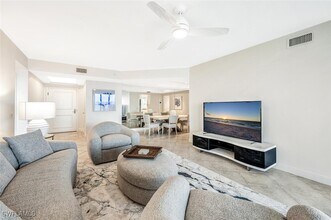 7225 Pelican Bay Blvd in Naples, FL - Building Photo - Building Photo