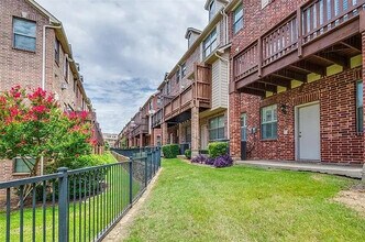 Room in Townhome on Chase Ln in Irving, TX - Foto de edificio - Building Photo