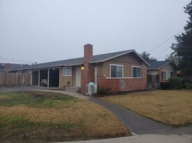 560 Gilbert Ave in Oakdale, CA - Building Photo