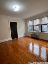 349 Pleasant St, Unit B2-2 in Malden, MA - Foto de edificio - Building Photo