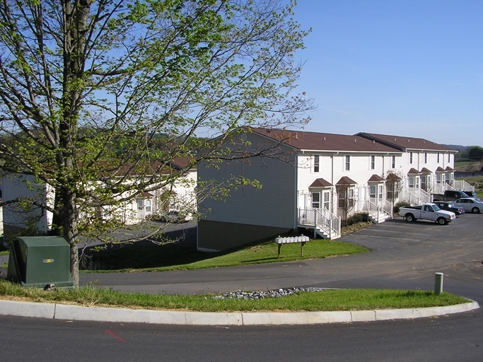 Colonial Apartment Complex in Jonesborough, TN - Building Photo