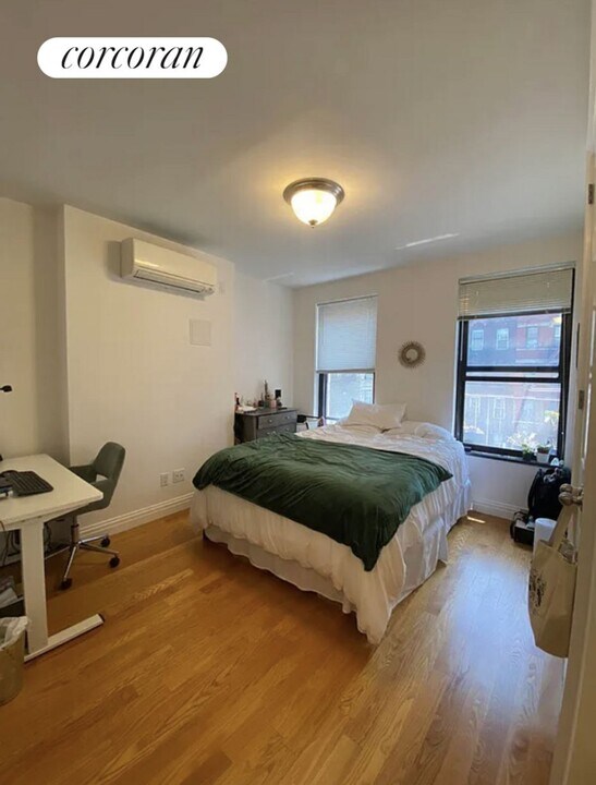 749 9th Ave in New York, NY - Building Photo