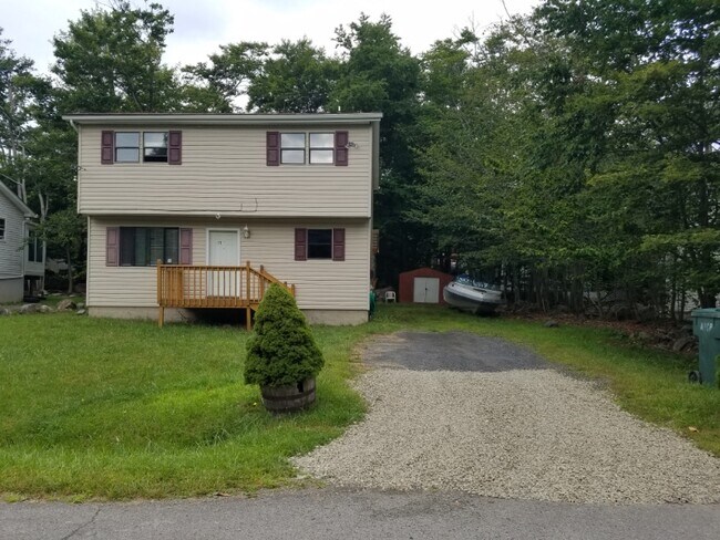 1546 Black Birch Way in Tobyhanna, PA - Foto de edificio - Building Photo