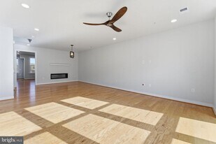 13331 Launders St in Herndon, VA - Building Photo