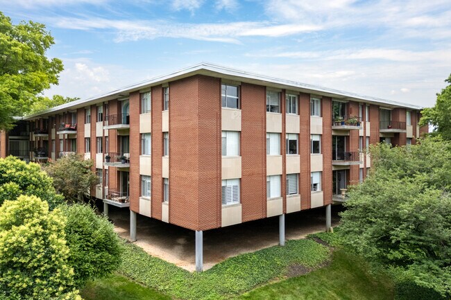 Queens Tower Condominium in Charlotte, NC - Building Photo - Building Photo