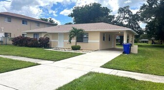 2656 Lime St in Ft. Myers, FL - Building Photo