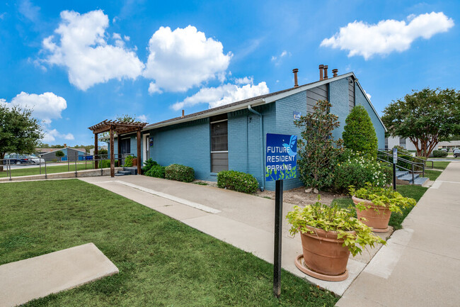 Sky Landing Apartments in White Settlement, TX - Foto de edificio - Building Photo