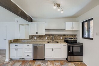2220 Quebec St in Denver, CO - Building Photo - Building Photo