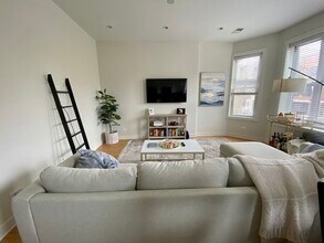 1037 W Diversey Pkwy in Chicago, IL - Building Photo - Building Photo
