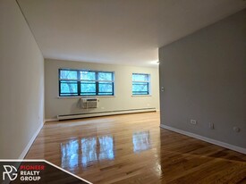 510 W Briar Pl, Unit #510-401 Apartments