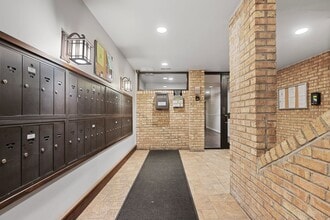 5830 Oakwood Dr in Lisle, IL - Building Photo - Building Photo