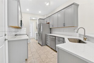 4144 Greenway Dr in Hollywood, FL - Building Photo