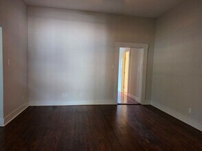 109 W Travis St in Fredericksburg, TX - Building Photo - Building Photo