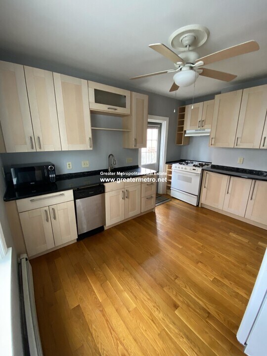 532 E 4th St, Unit 1 in Boston, MA - Building Photo