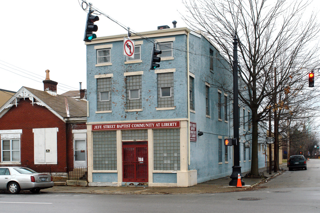 800 E Liberty St in Louisville, KY - Building Photo