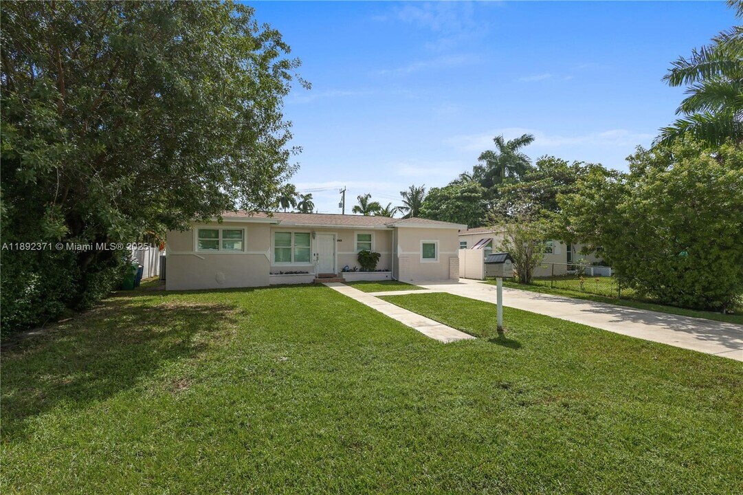 1468 NE 118th St in Miami, FL - Building Photo