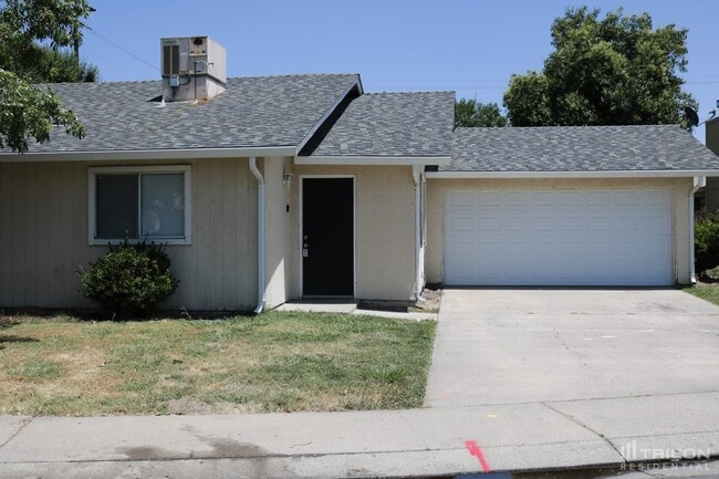 700 Mamilane in Modesto, CA - Building Photo - Building Photo