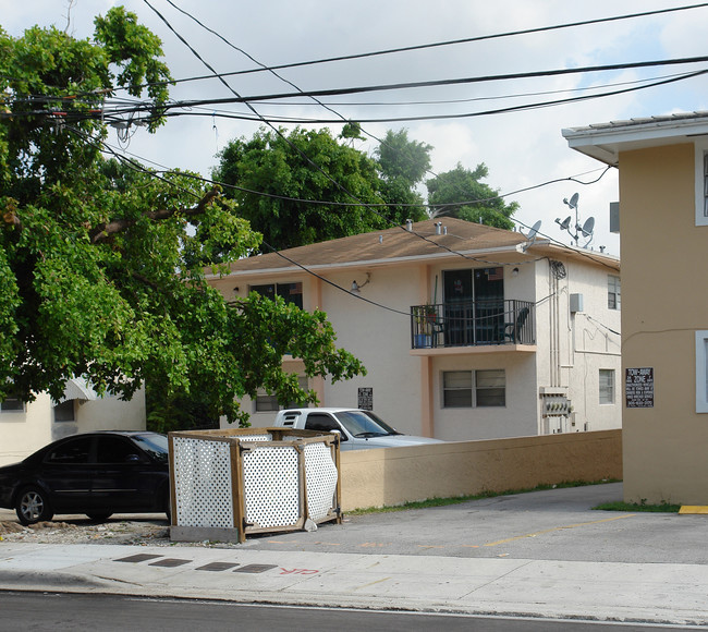 951 SW 7th St in Miami, FL - Foto de edificio - Building Photo