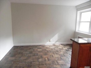 70 Knightsbridge Rd-Unit -1C in Great Neck Plaza, NY - Building Photo - Building Photo