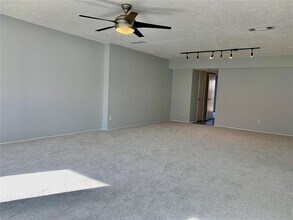 374 N Post Oak Ln in Houston, TX - Building Photo - Building Photo