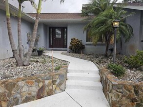 2210 Bayou Dr in Holiday, FL - Foto de edificio - Building Photo