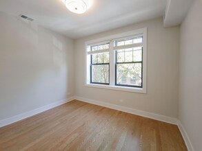2028 W Montrose Ave, Unit 2A in Chicago, IL - Building Photo - Building Photo