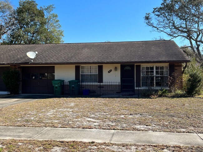 913 New Bedford Dr in DeLand, FL - Foto de edificio - Building Photo