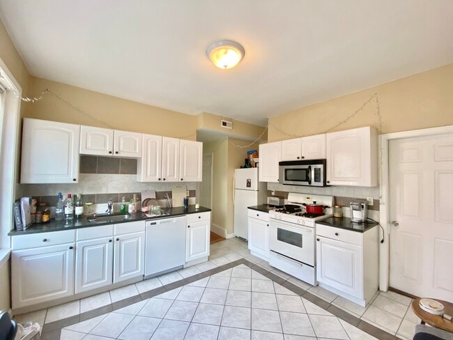 4 Litchfield St, Unit 2