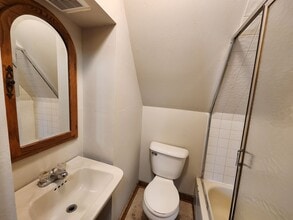 705 E Montgomery St in Knoxville, IA - Building Photo - Building Photo