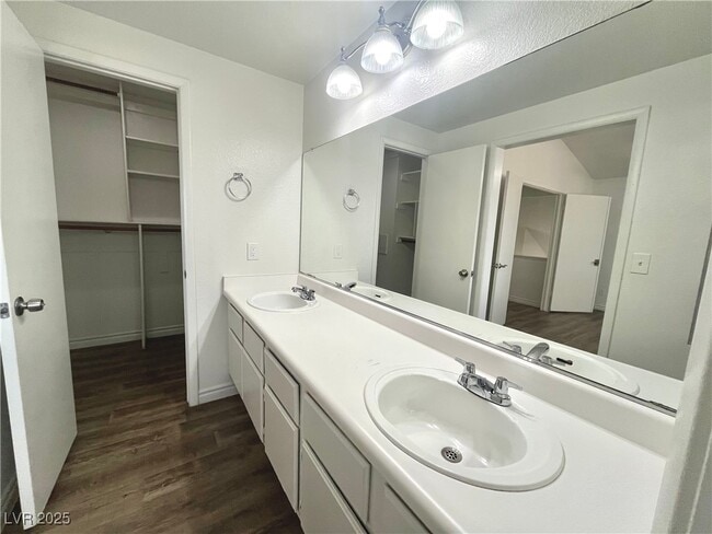 property at 1537 N Canyon Rose Way