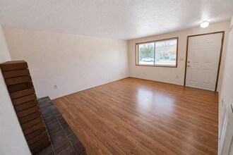 10717-10717 SE Bush St in Portland, OR - Building Photo - Building Photo