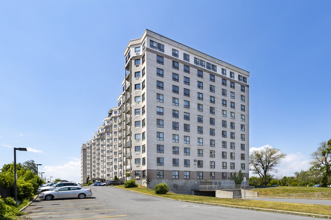 7680 Marie-Victorin in Brossard, QC - Building Photo - Building Photo