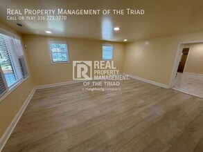 1715 McKnight Mill Rd in Greensboro, NC - Foto de edificio - Building Photo