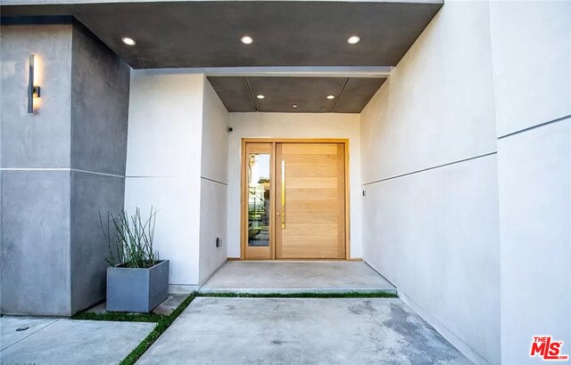 13812 Cumpston St in Los Angeles, CA - Foto de edificio - Building Photo