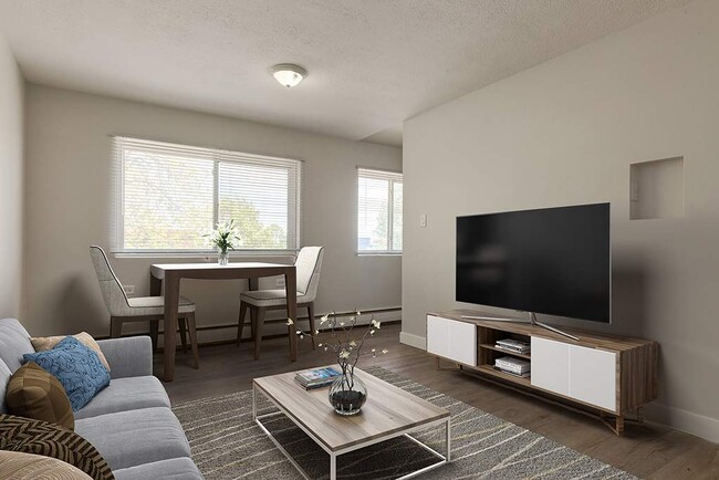 Royal Manor in Edmonton, AB - Building Photo - Building Photo