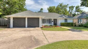 1100 Glenwood Ave in Nichols Hills, OK - Building Photo