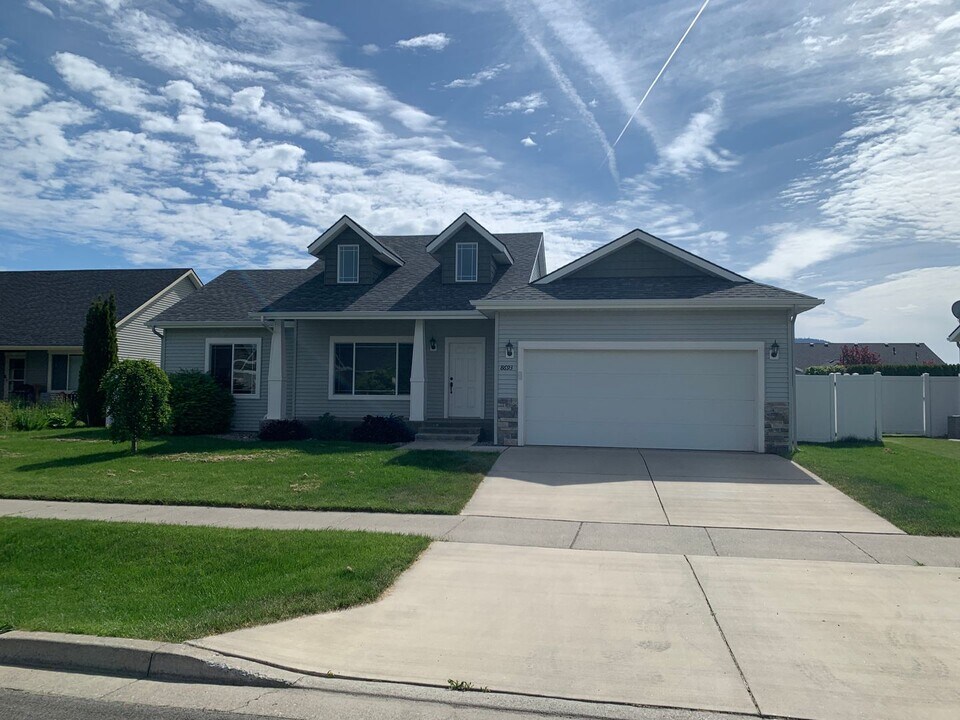 8693 N Boysenberry Loop in Hayden, ID - Foto de edificio