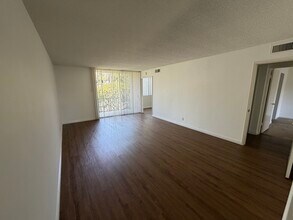 400 E California Blvd, Unit 12 in Pasadena, CA - Foto de edificio - Building Photo