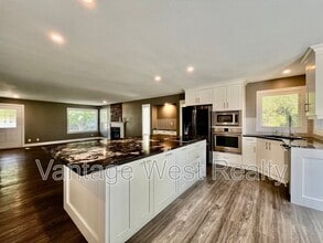 1139 Caledonia Way in West Kelowna, BC - Building Photo - Building Photo