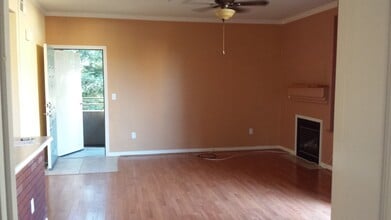 5201 Laguna Oaks Dr, Unit 70 in Elk Grove, CA - Foto de edificio - Building Photo