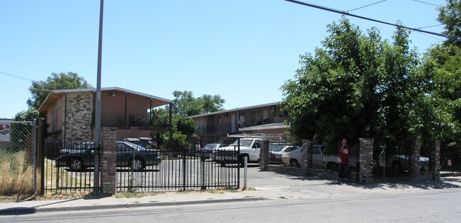 44th Avenue Apartments in Sacramento, CA - Building Photo - Building Photo